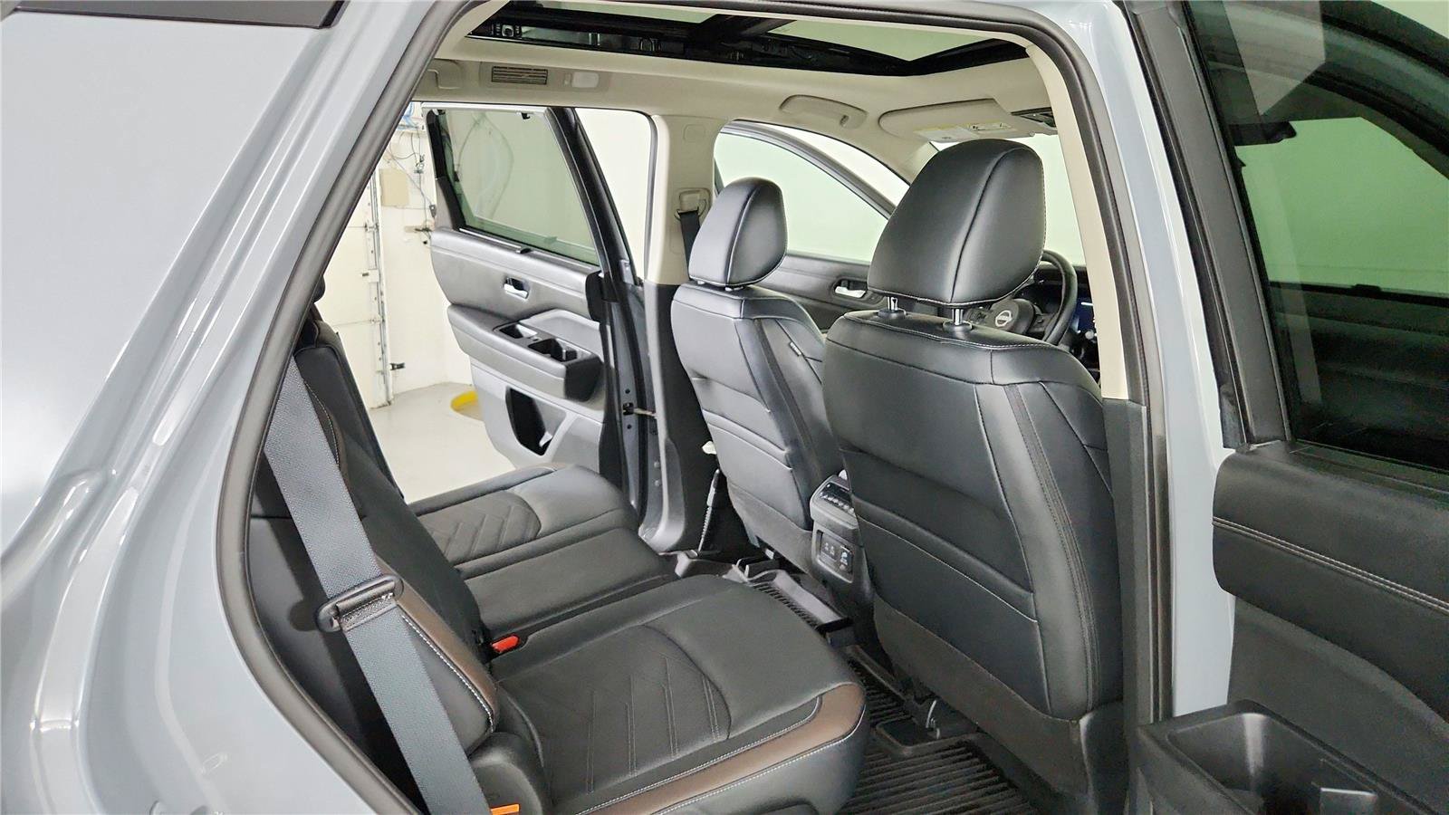 Used 2024 Nissan Pathfinder Platinum w/ Black Appearance Package AWD/4WD image 27
