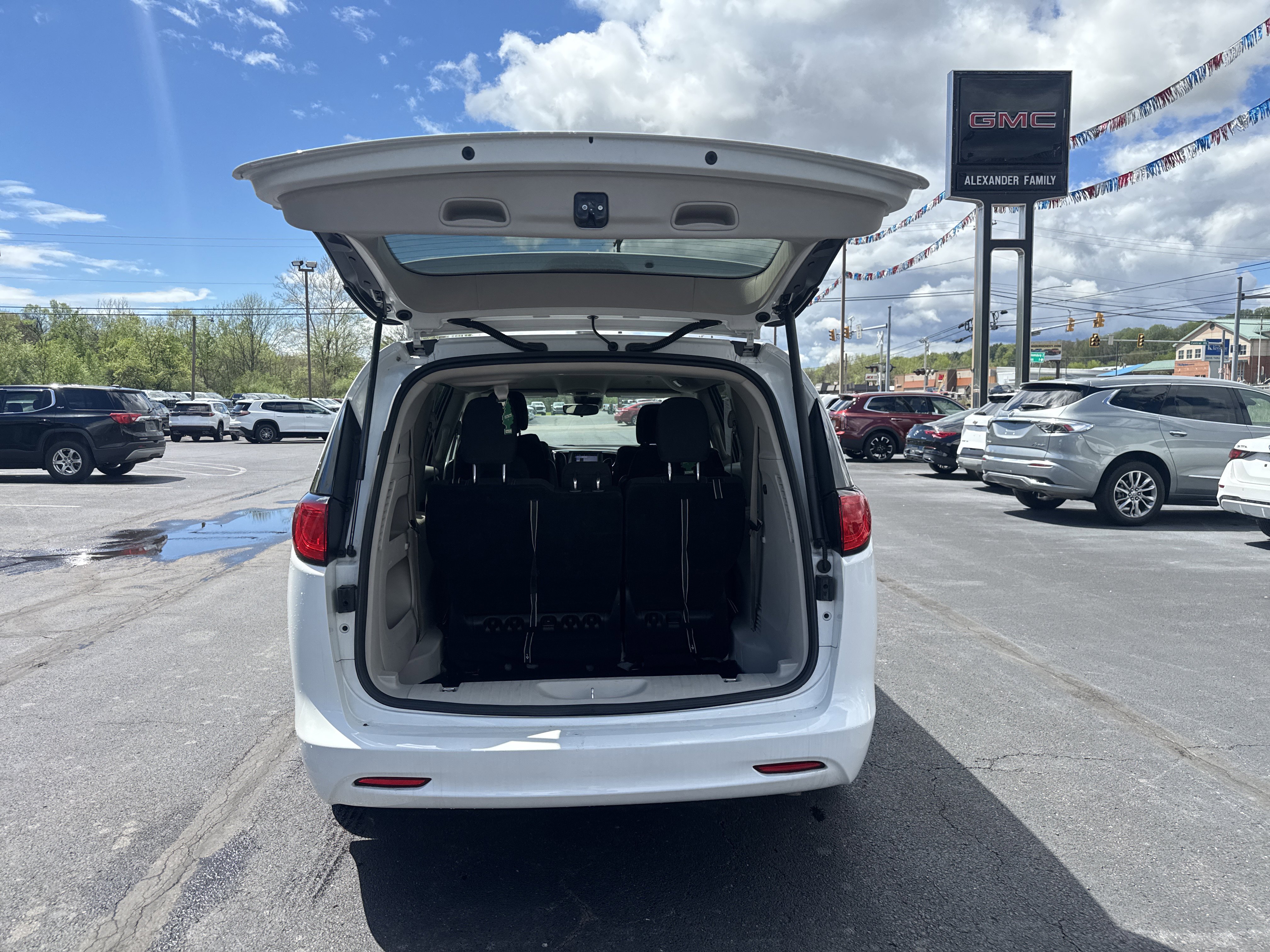Used 2023 Chrysler Voyager LX image 5