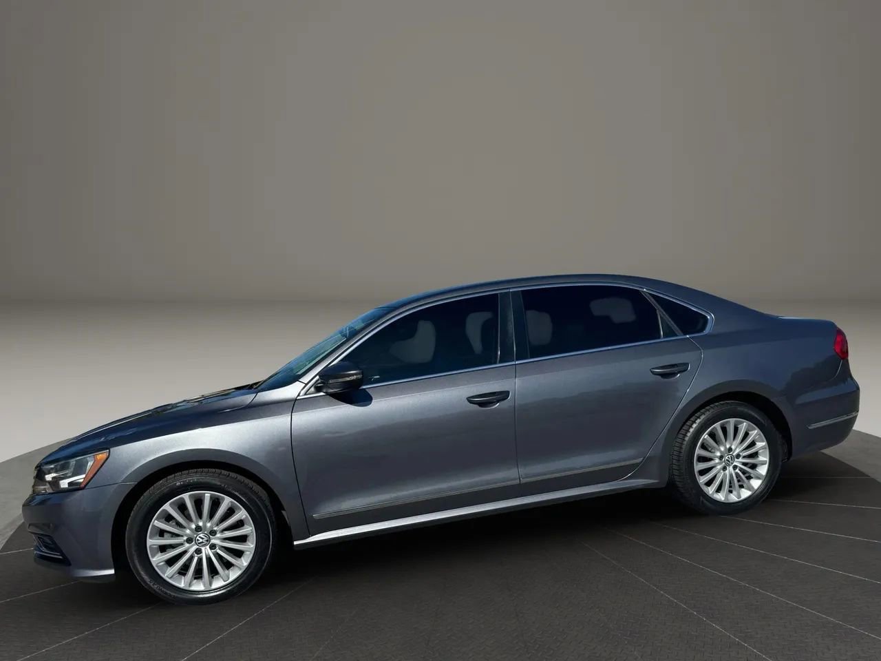 Used 2016 Volkswagen Passat 1.8T SE FWD image 4