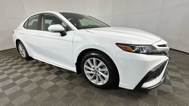 Used 2024 Toyota Camry SE FWD image 2