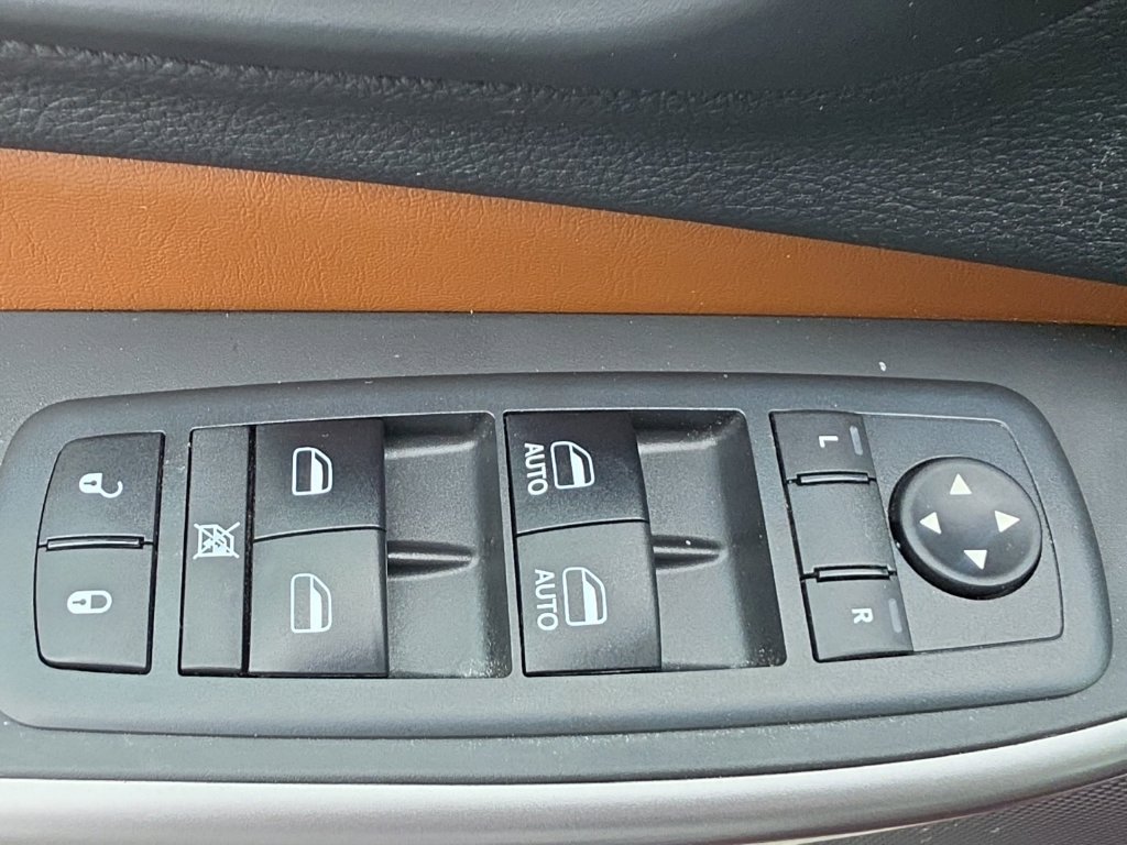 Used 2019 Jeep Cherokee Overland FWD image 15
