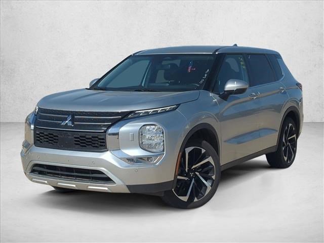 Used 2024 Mitsubishi Outlander SE image 1