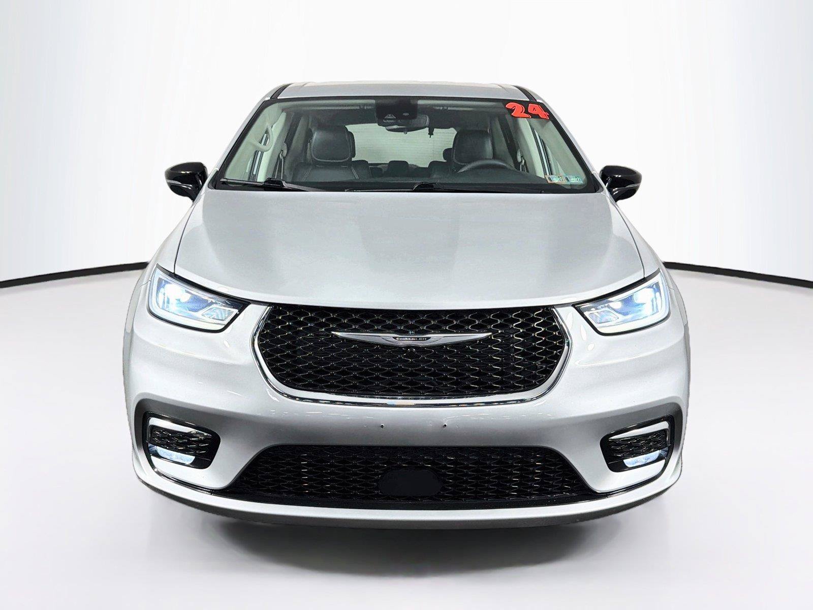 Used 2024 Chrysler Pacifica Touring-L FWD image 6