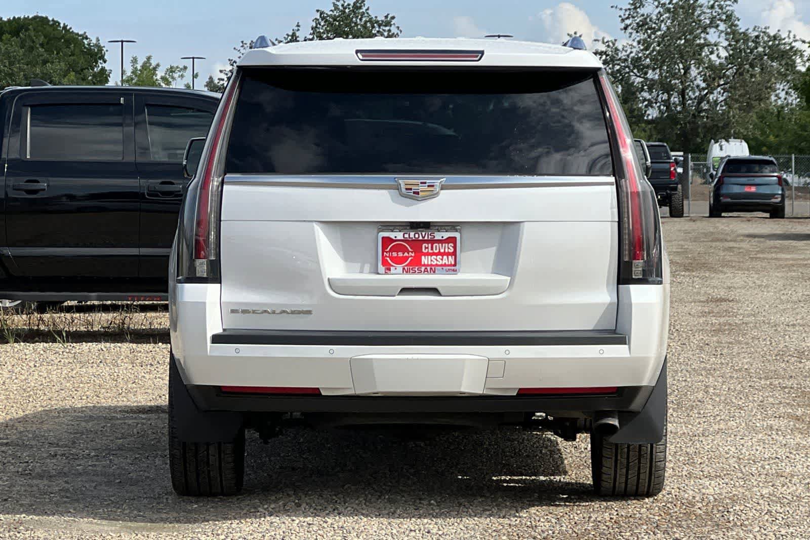 Used 2017 Cadillac Escalade Premium Luxury AWD/4WD image 8
