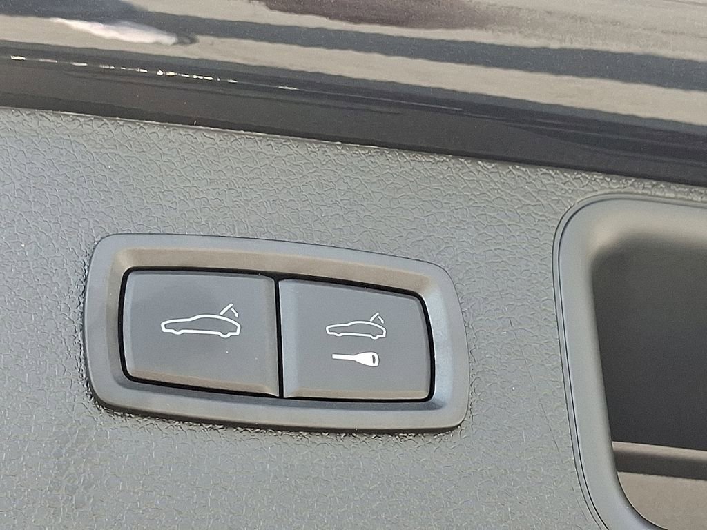 Certified 2025 Porsche Macan image 31