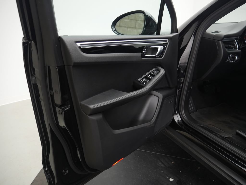 Certified 2018 Porsche Macan Sport Edition AWD/4WD image 4