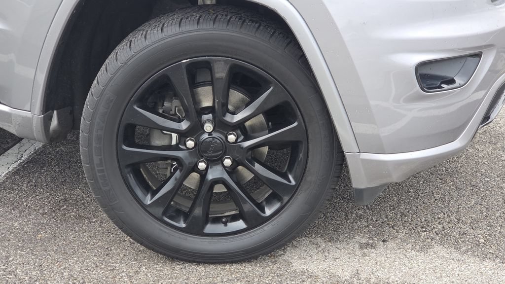 Used 2018 Jeep Grand Cherokee Altitude AWD/4WD image 10