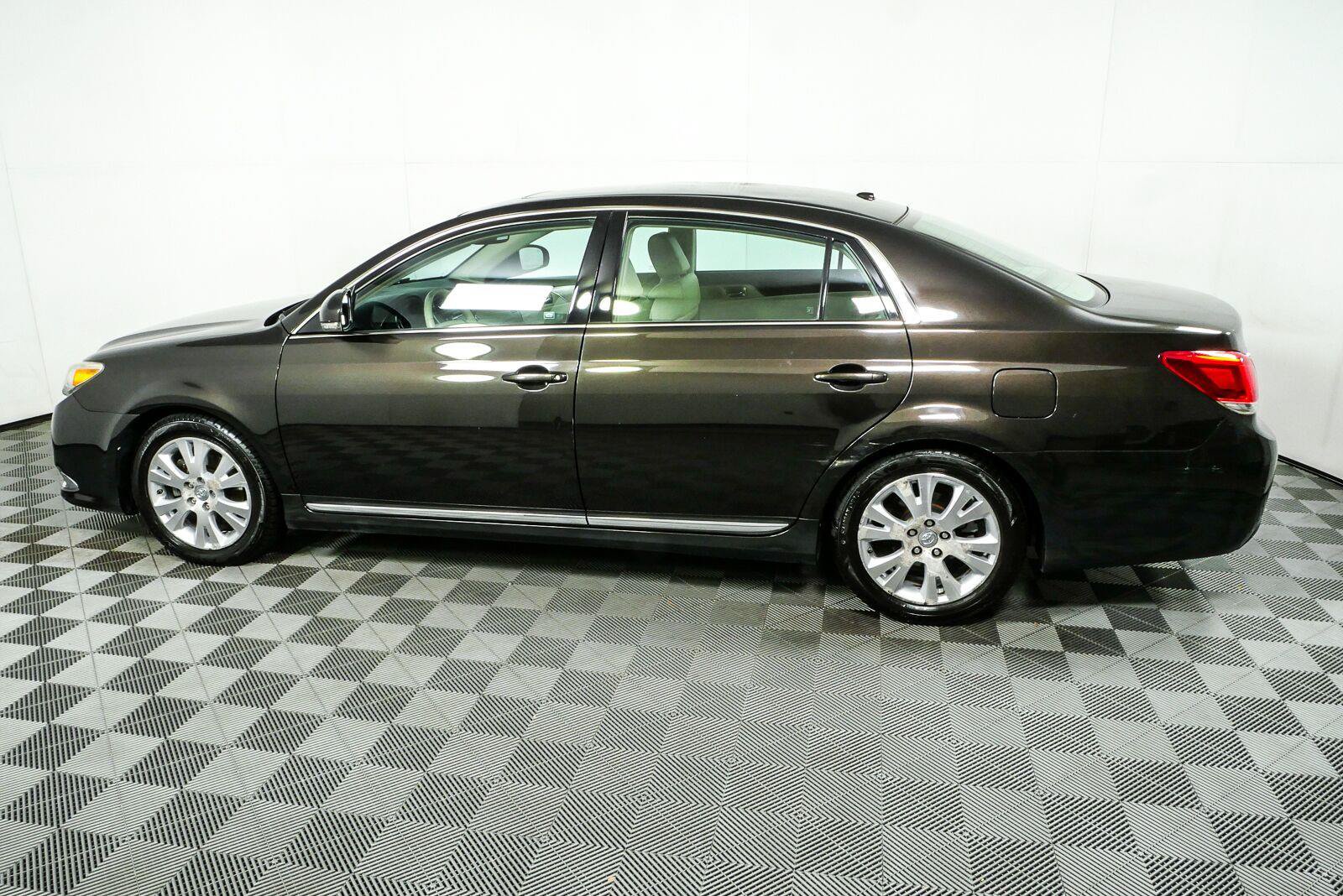 Used 2011 Toyota Avalon FWD image 28