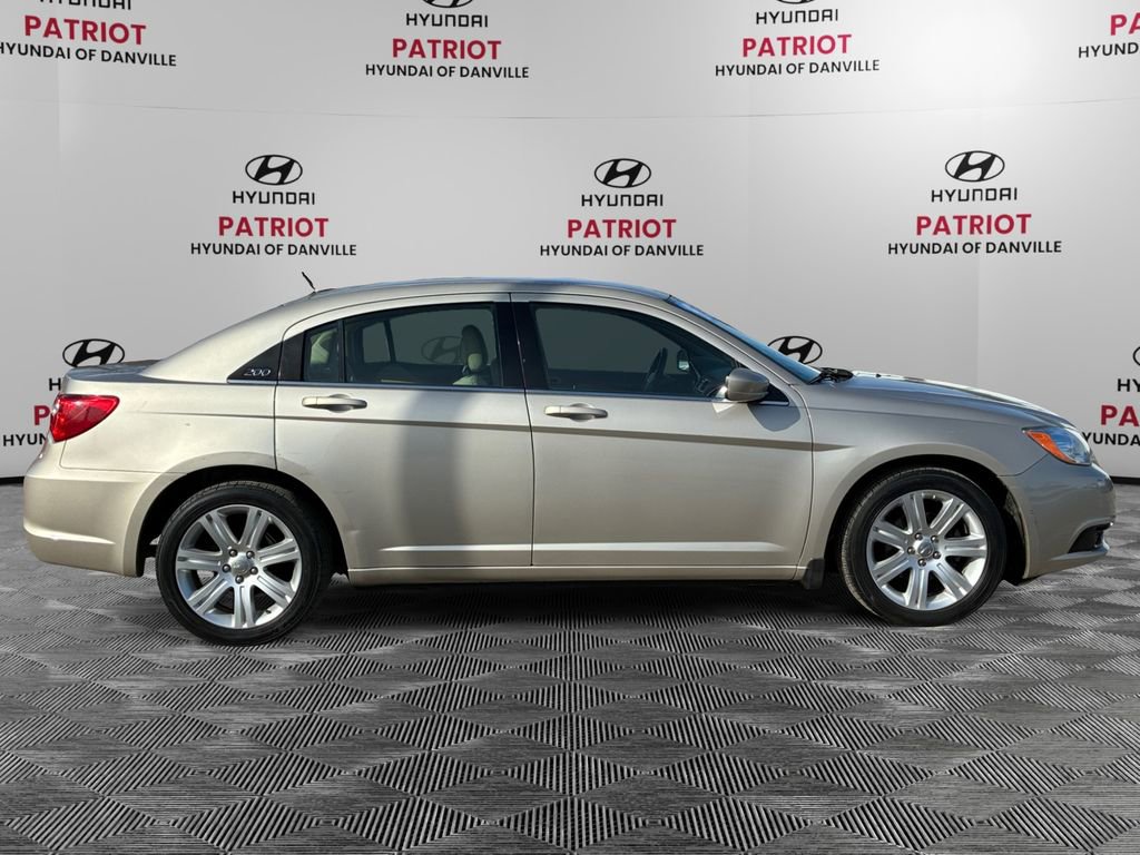 Used 2013 Chrysler 200 LX image 2