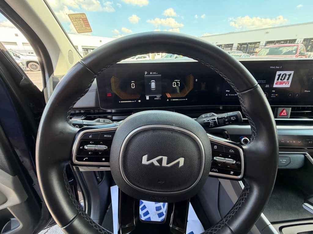 Used 2025 Kia Carnival FWD image 20