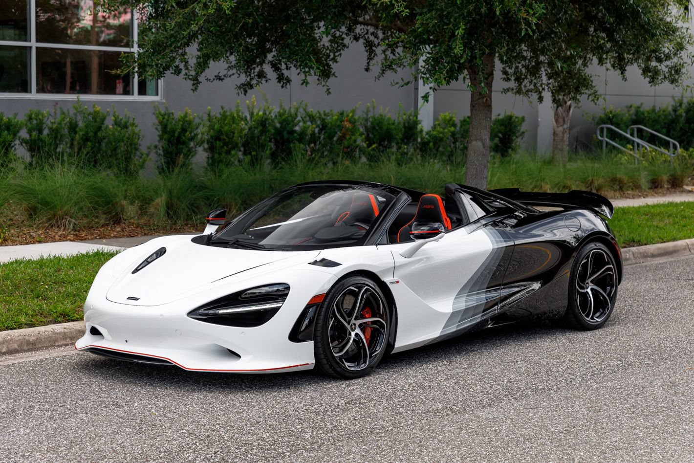 Used 2024 McLaren 750S Spider RWD image 29
