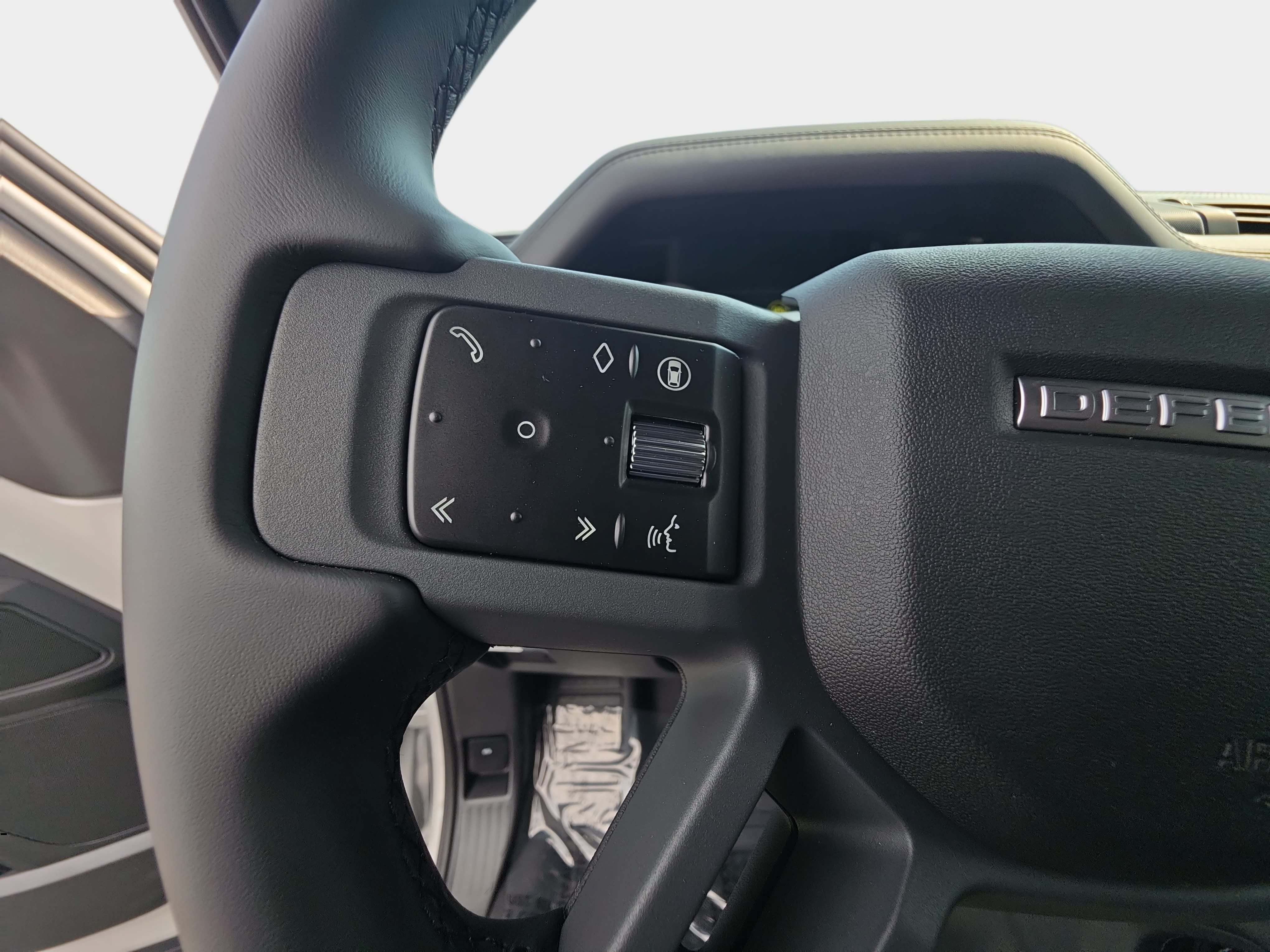 New 2026 Land Rover Defender 110 X-Dynamic SE AWD/4WD image 16