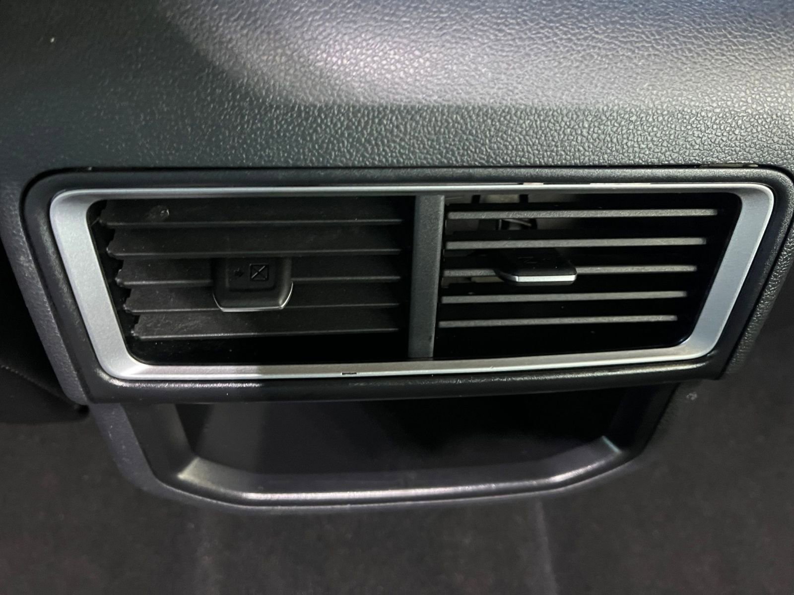 Used 2025 Volkswagen Atlas Cross Sport SE image 25