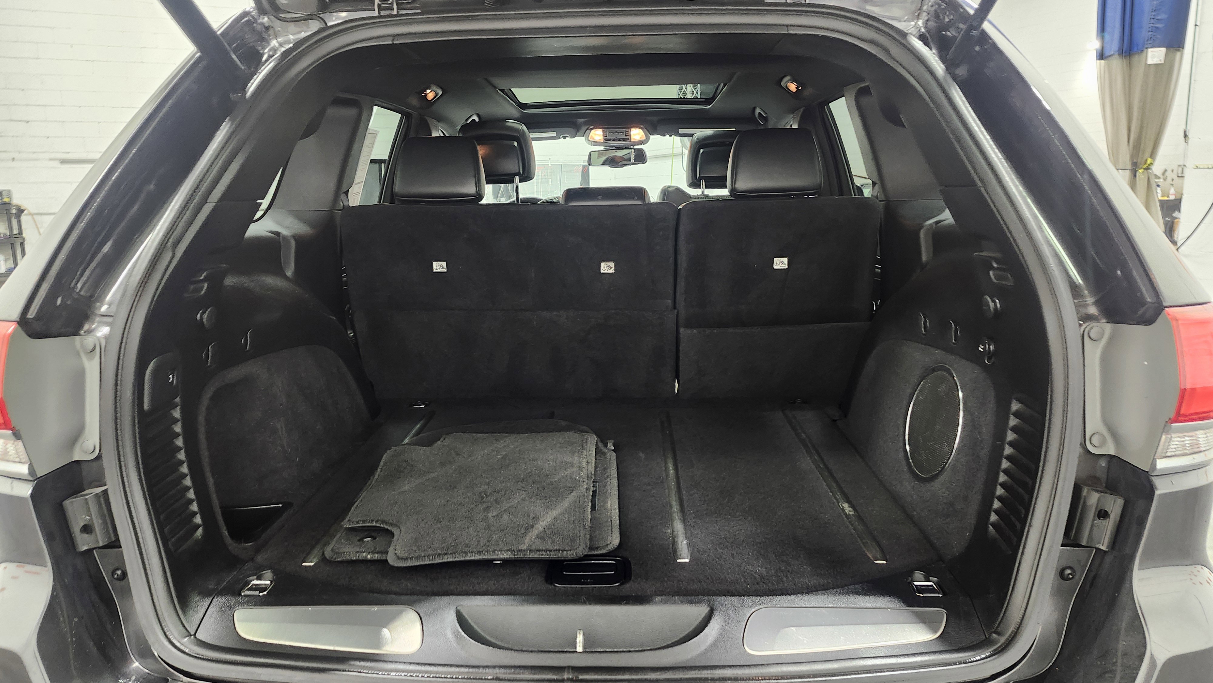 Used 2015 Jeep Grand Cherokee Limited w/ Luxury Group II image 24