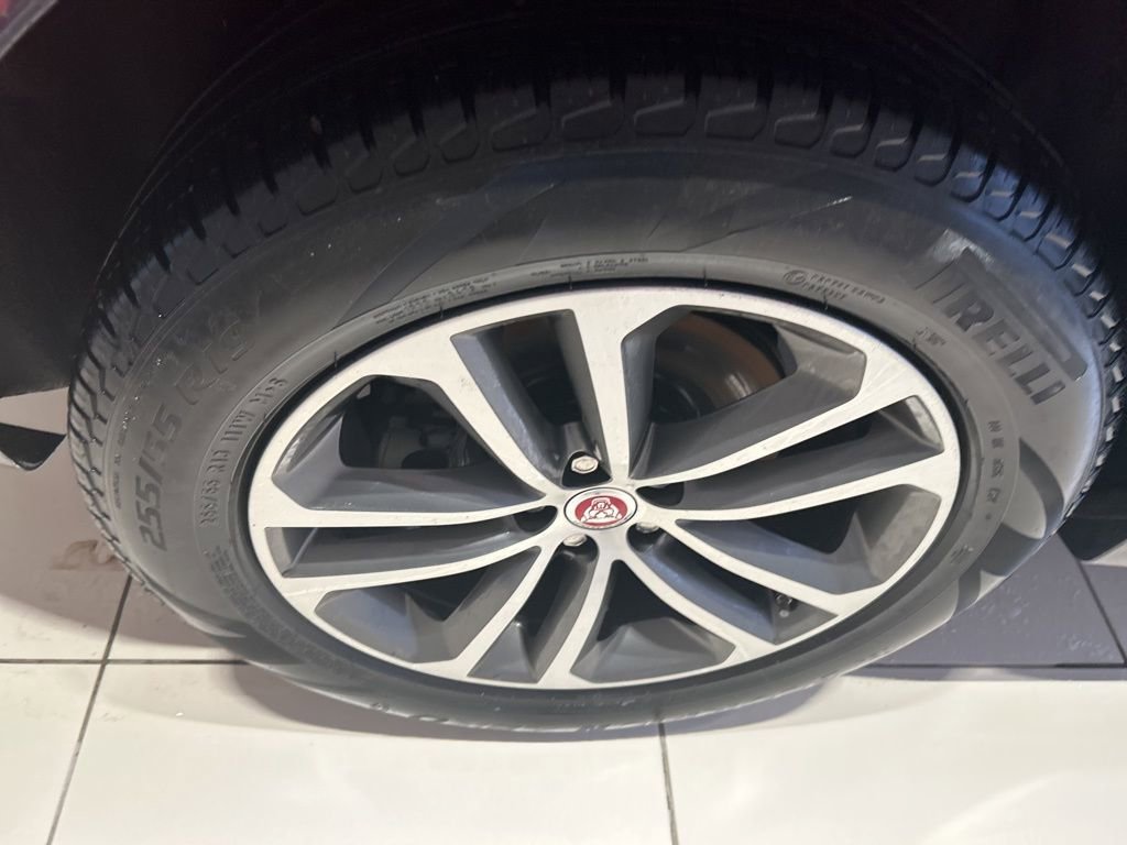 Used 2020 Jaguar F-PACE Premium image 24