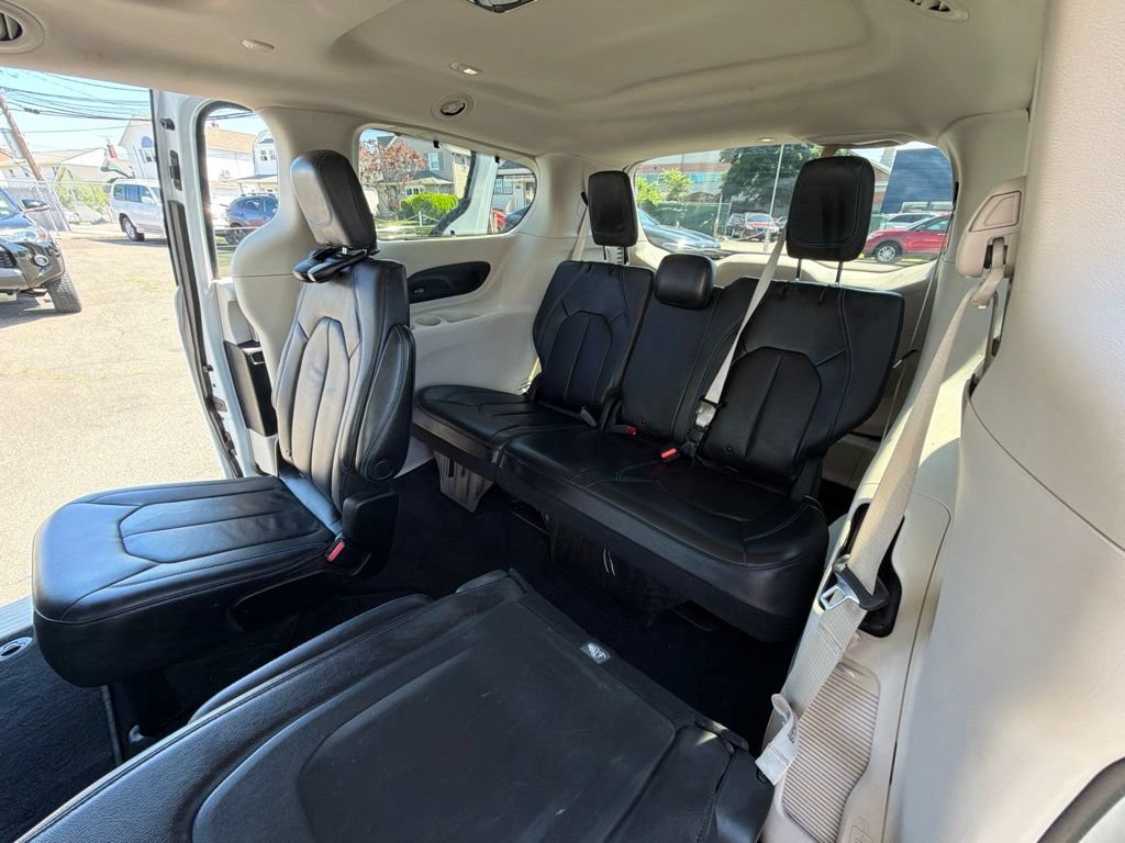 Used 2021 Chrysler Pacifica Touring-L w/ Uconnect Theater Family Group AWD/4WD image 23