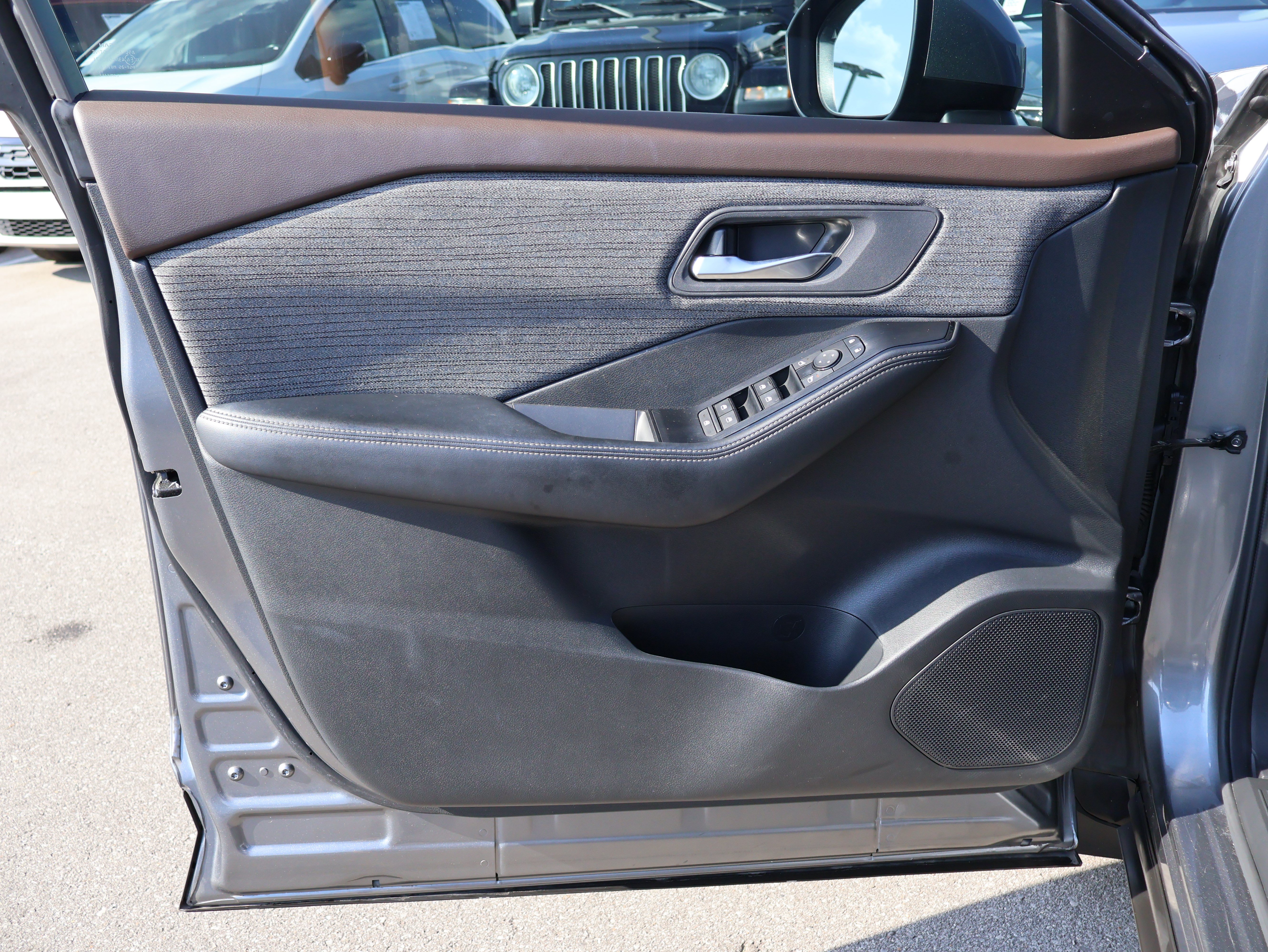 Used 2023 Nissan Rogue SV AWD/4WD image 26