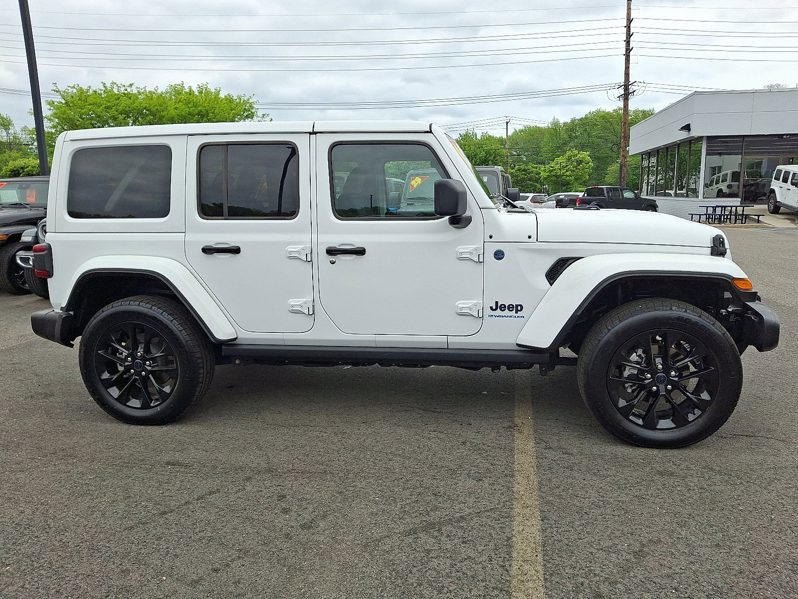 Certified 2025 Jeep Wrangler Unlimited Sahara w/ Safety Group AWD/4WD image 7