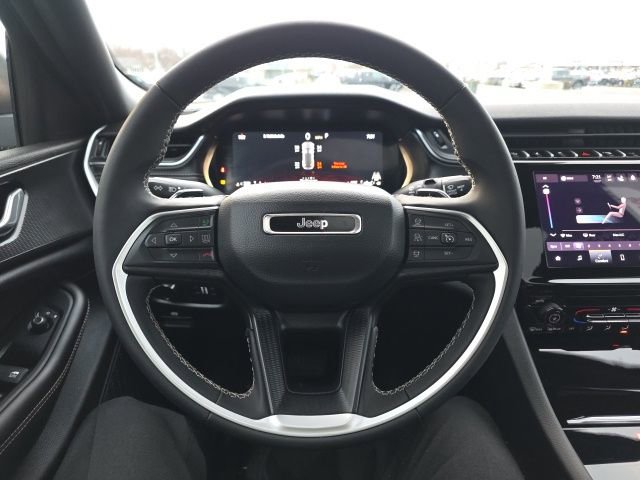 Used 2025 Jeep Grand Cherokee Laredo X image 18