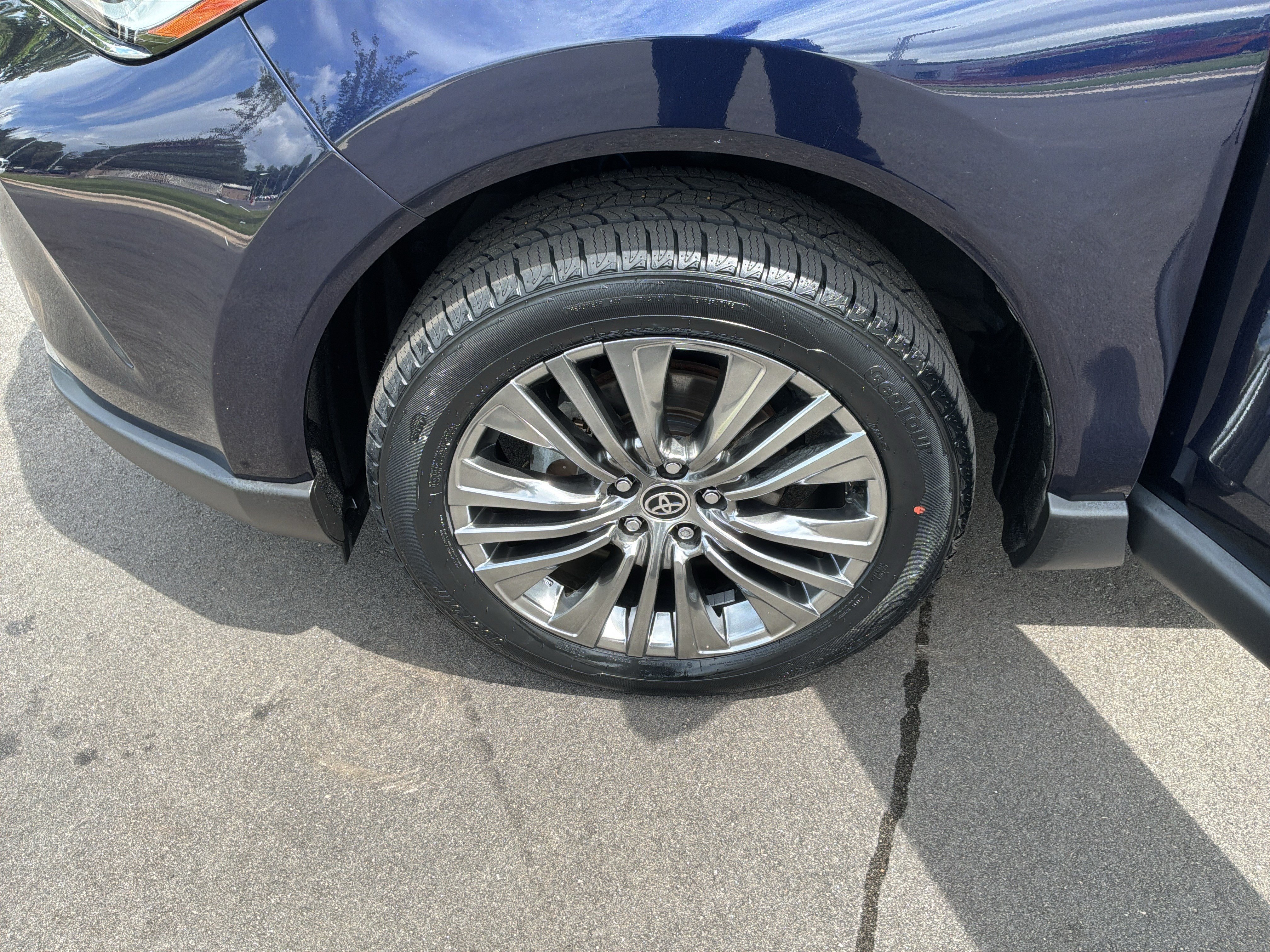 Used 2023 Toyota Venza Limited AWD/4WD image 13