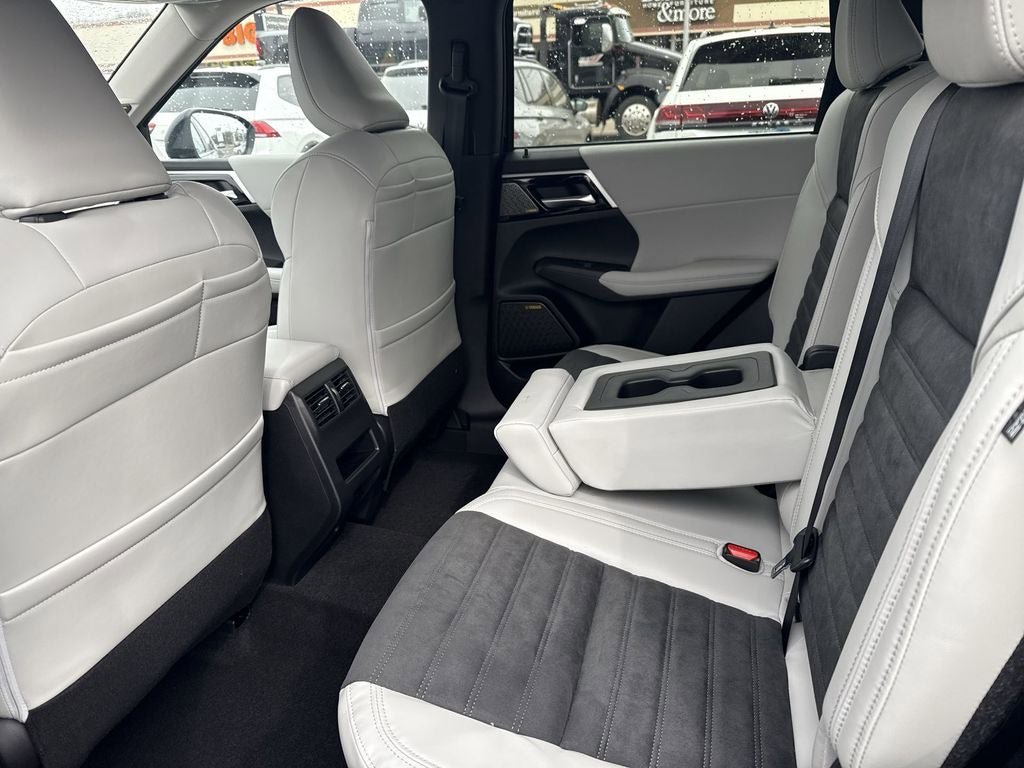 New 2025 Mitsubishi Outlander SE image 31