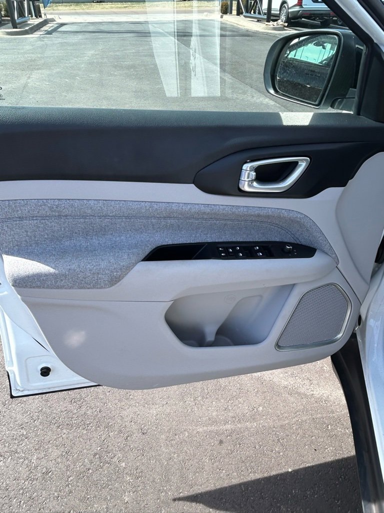 Used 2024 Jeep Compass Latitude image 9