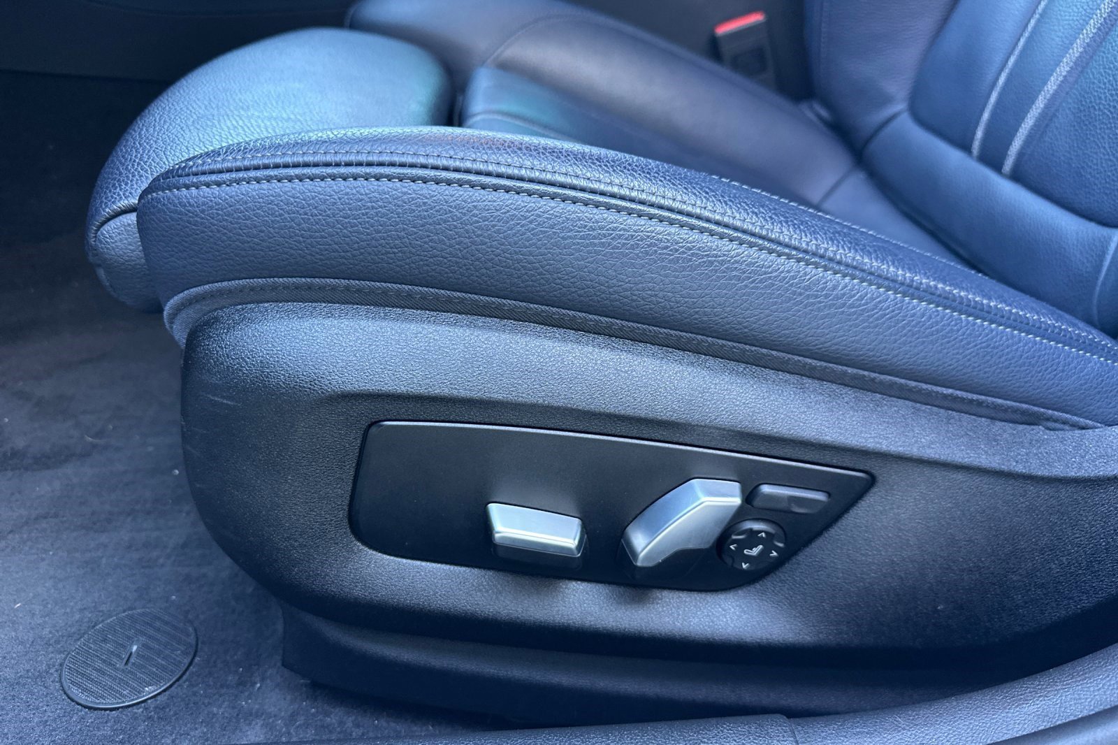 Used 2020 BMW 530e w/ M Sport Package image 14