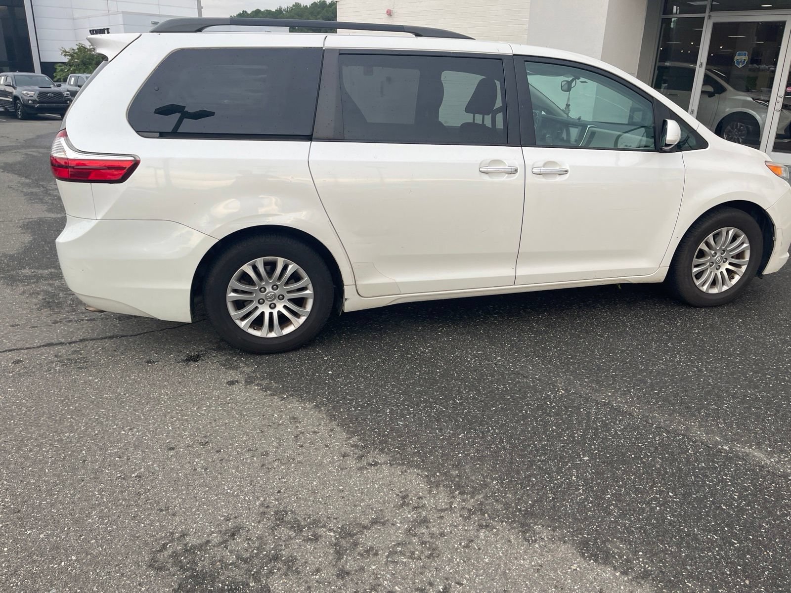 Used 2016 Toyota Sienna XLE FWD image 11