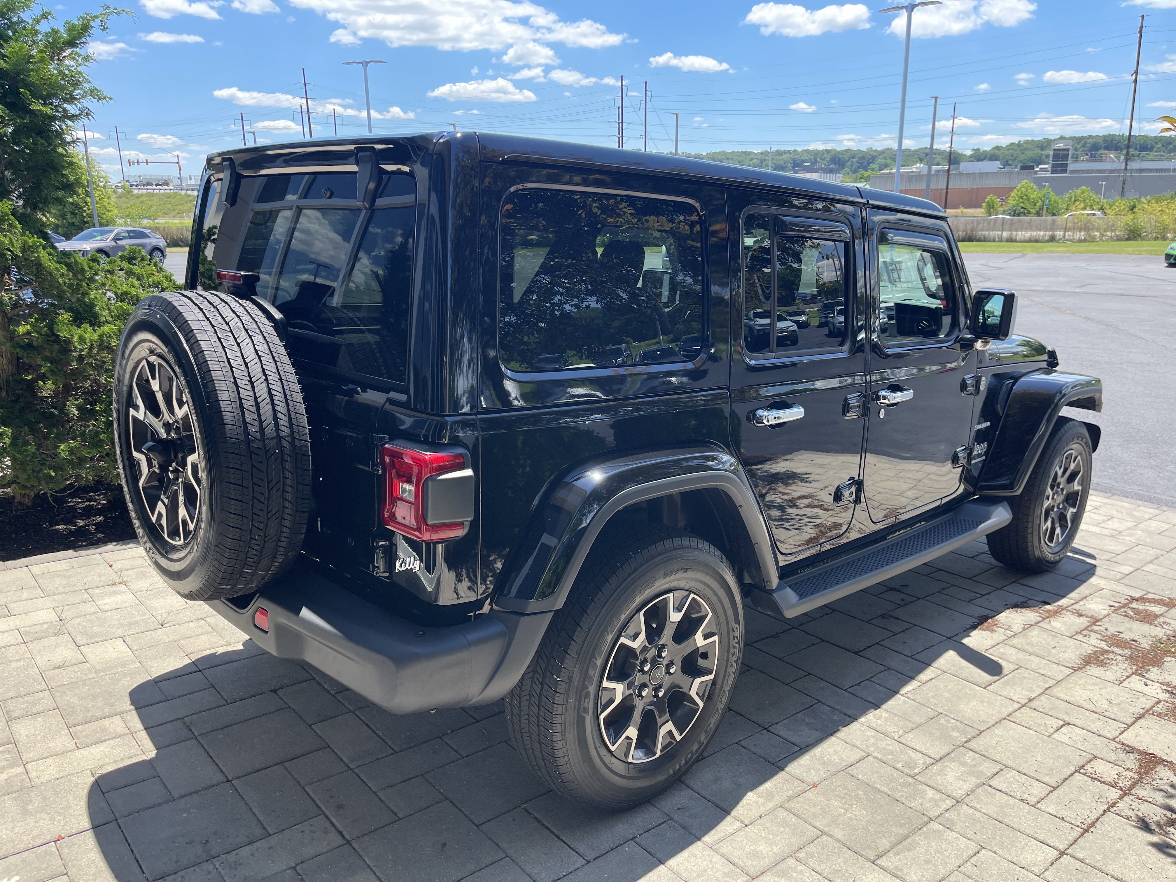 Used 2024 Jeep Wrangler Unlimited Sahara AWD/4WD image 7