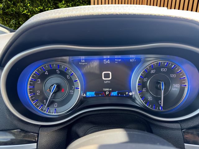 Used 2018 Chrysler 300 Limited AWD/4WD image 10
