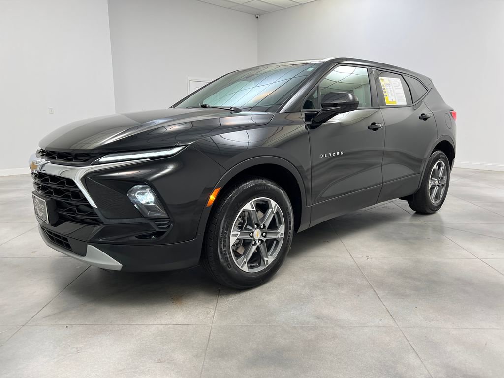 Used 2025 Chevrolet Blazer LT image 3
