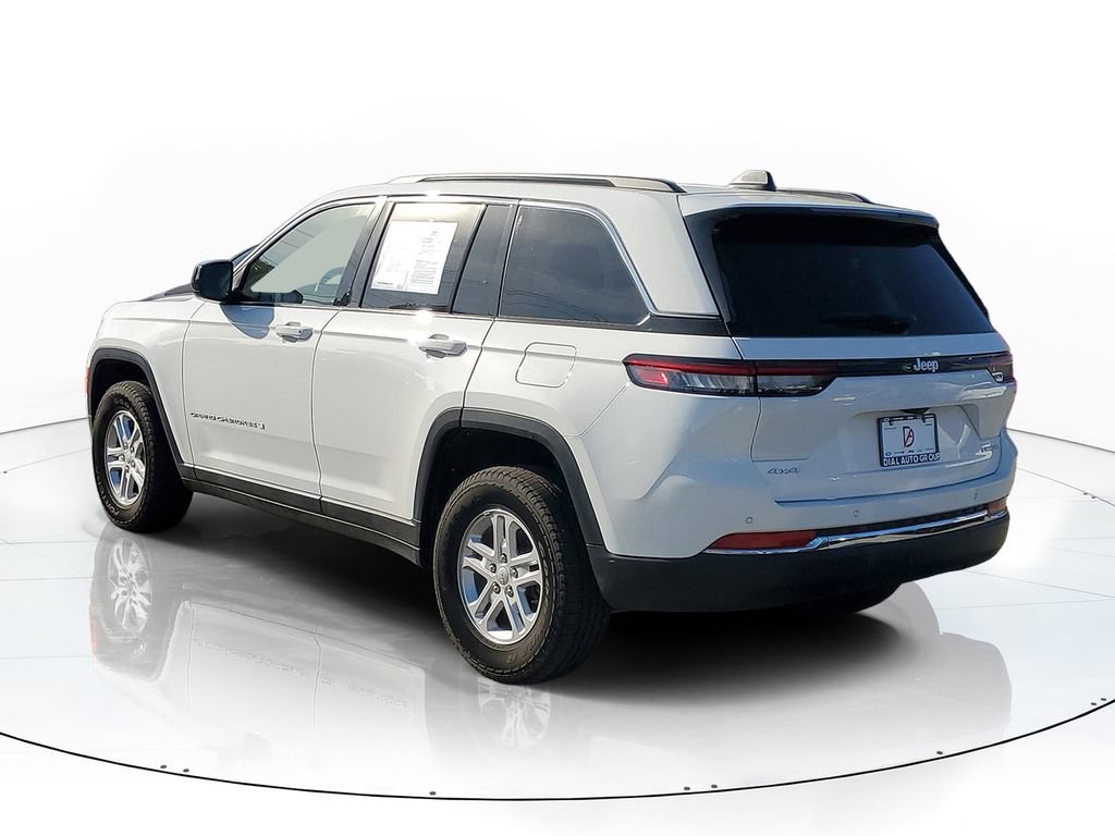 Used 2024 Jeep Grand Cherokee Laredo w/ Luxury Tech Group I AWD/4WD image 3