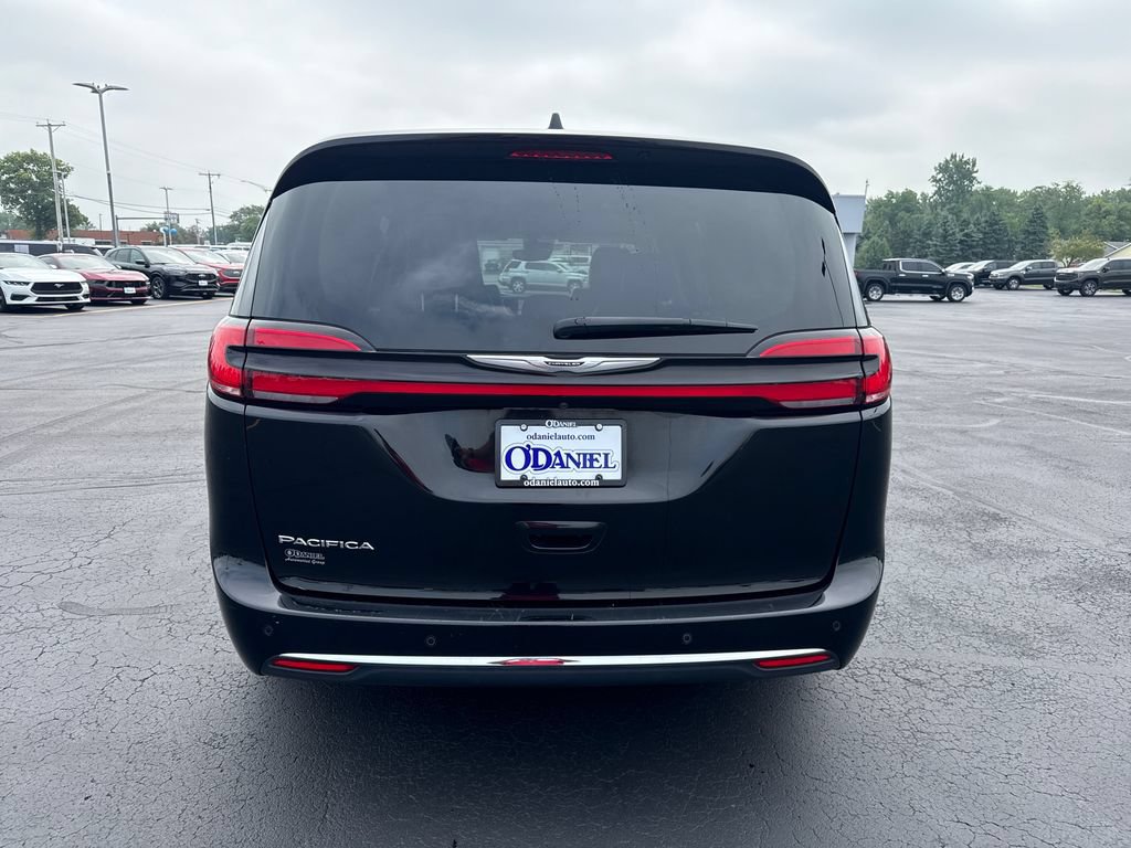 Used 2024 Chrysler Pacifica Touring-L FWD image 6