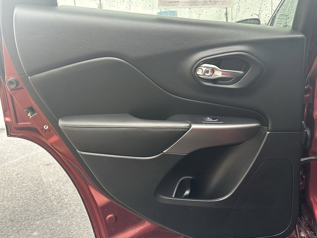 Used 2019 Jeep Cherokee Overland w/ Technology Group image 13