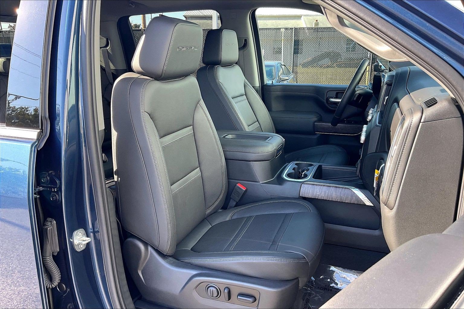 Used 2021 GMC Sierra 3500 Denali w/ Denali Ultimate Package AWD/4WD image 9