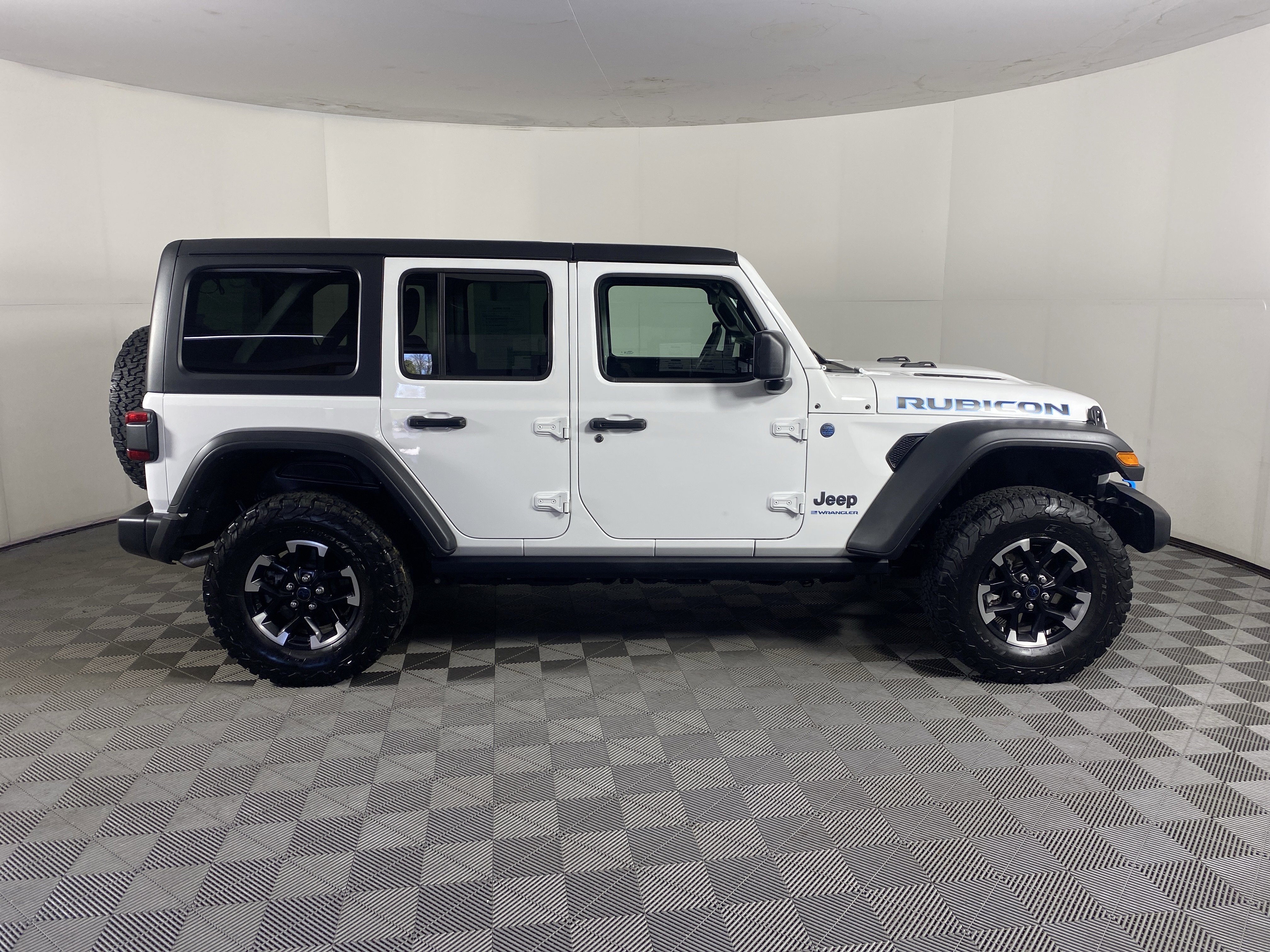 Used 2025 Jeep Wrangler Unlimited Rubicon 4xe w/ Convenience Group AWD/4WD image 6
