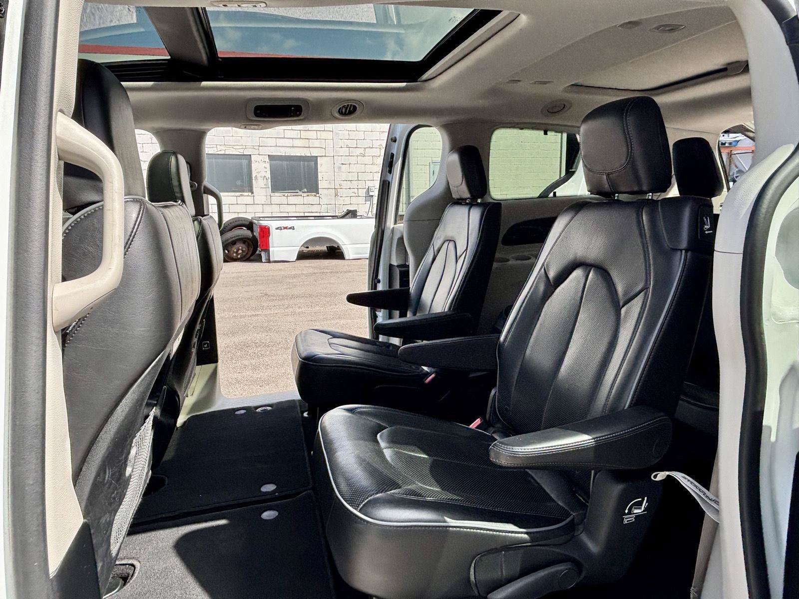 Used 2018 Chrysler Pacifica Limited FWD image 19