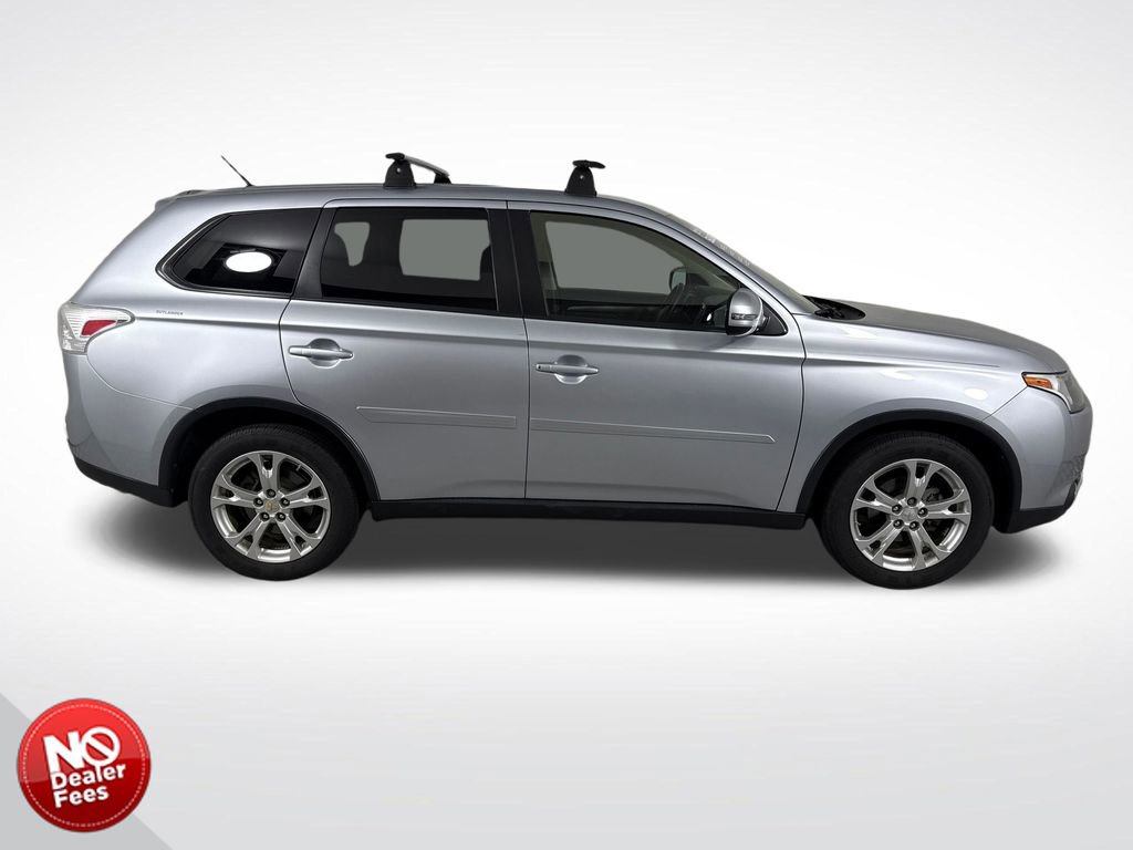 Used 2015 Mitsubishi Outlander SE image 2