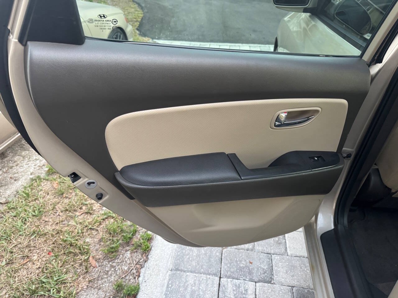 Used 2010 Hyundai Elantra GLS FWD image 18