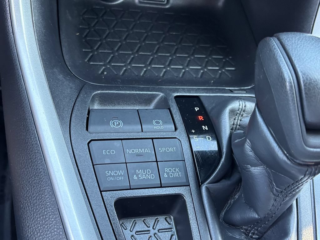 Used 2025 Toyota RAV4 XLE AWD/4WD image 32