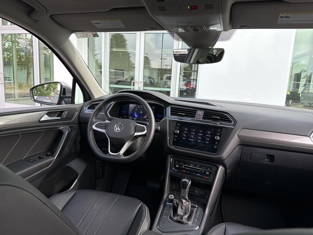 Used 2023 Volkswagen Tiguan SE w/ Panoramic Sunroof Package image 27