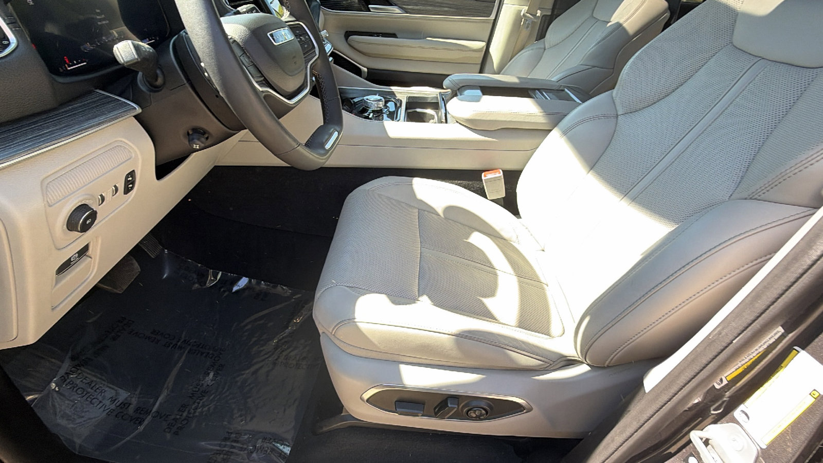 Used 2024 Jeep Wagoneer L Series III w/ Premium Group I image 16