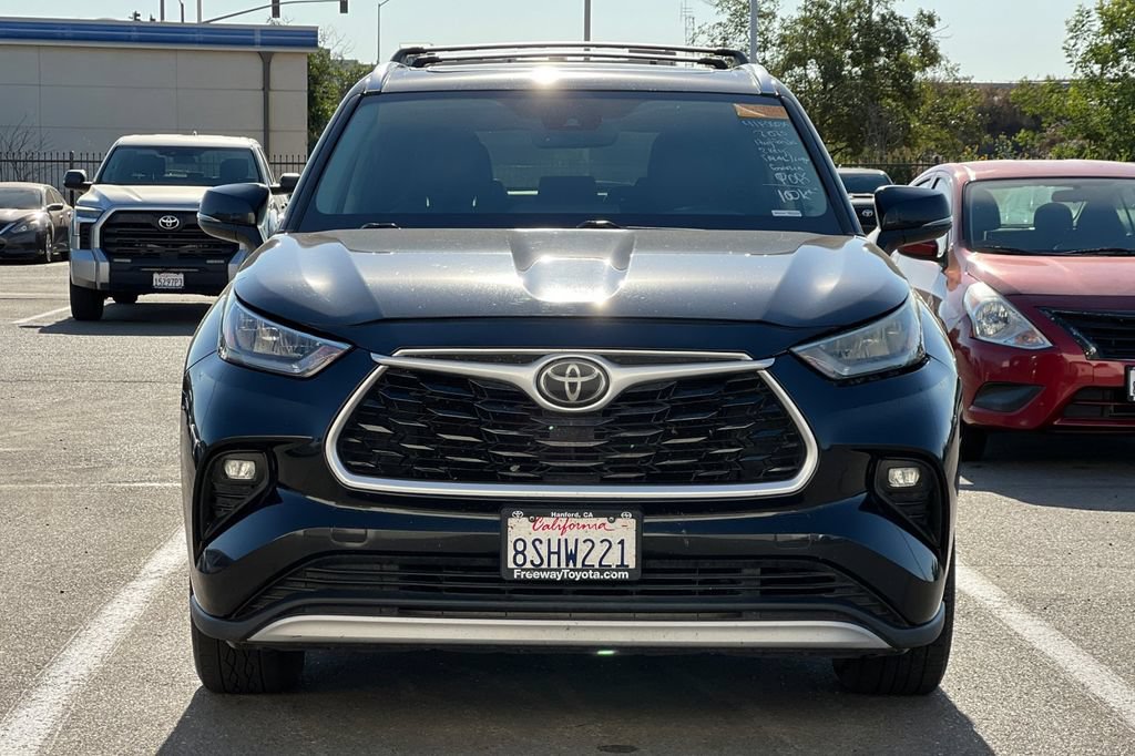 Used 2020 Toyota Highlander XLE AWD/4WD image 3