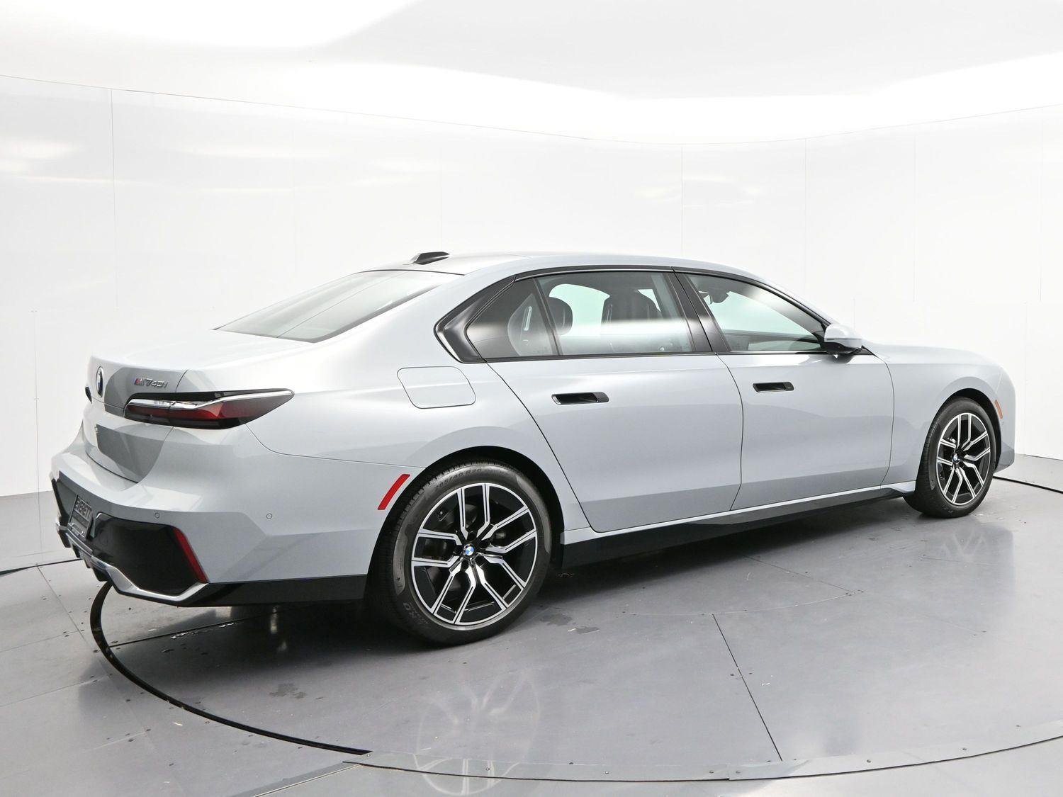 Used 2024 BMW 740i xDrive w/ Premium Package AWD/4WD image 7