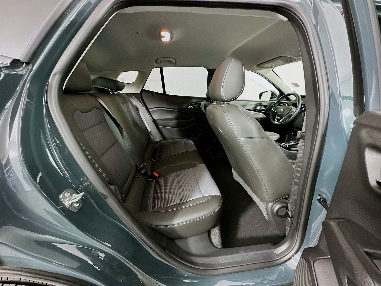 Used 2025 Chevrolet Trax LT w/ LT Convenience Package image 27