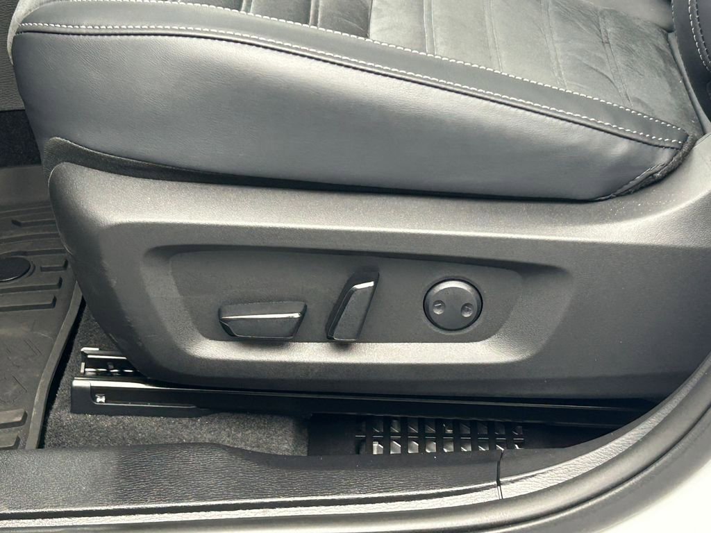 New 2025 Mitsubishi Outlander SE image 15