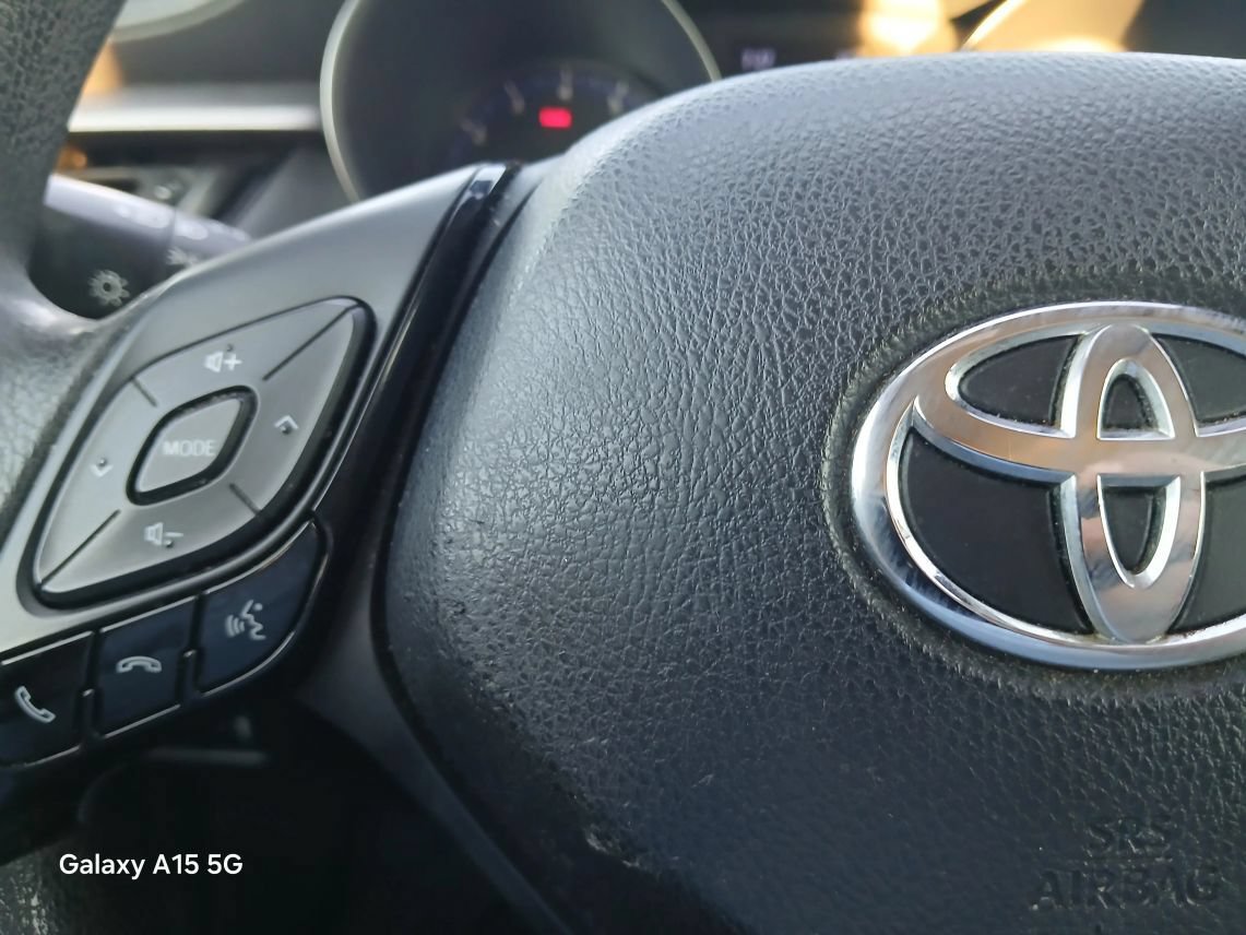 Used 2020 Toyota C-HR LE FWD image 28