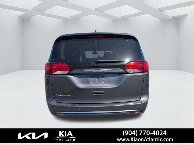 Used 2017 Chrysler Pacifica Touring-L Plus FWD image 3