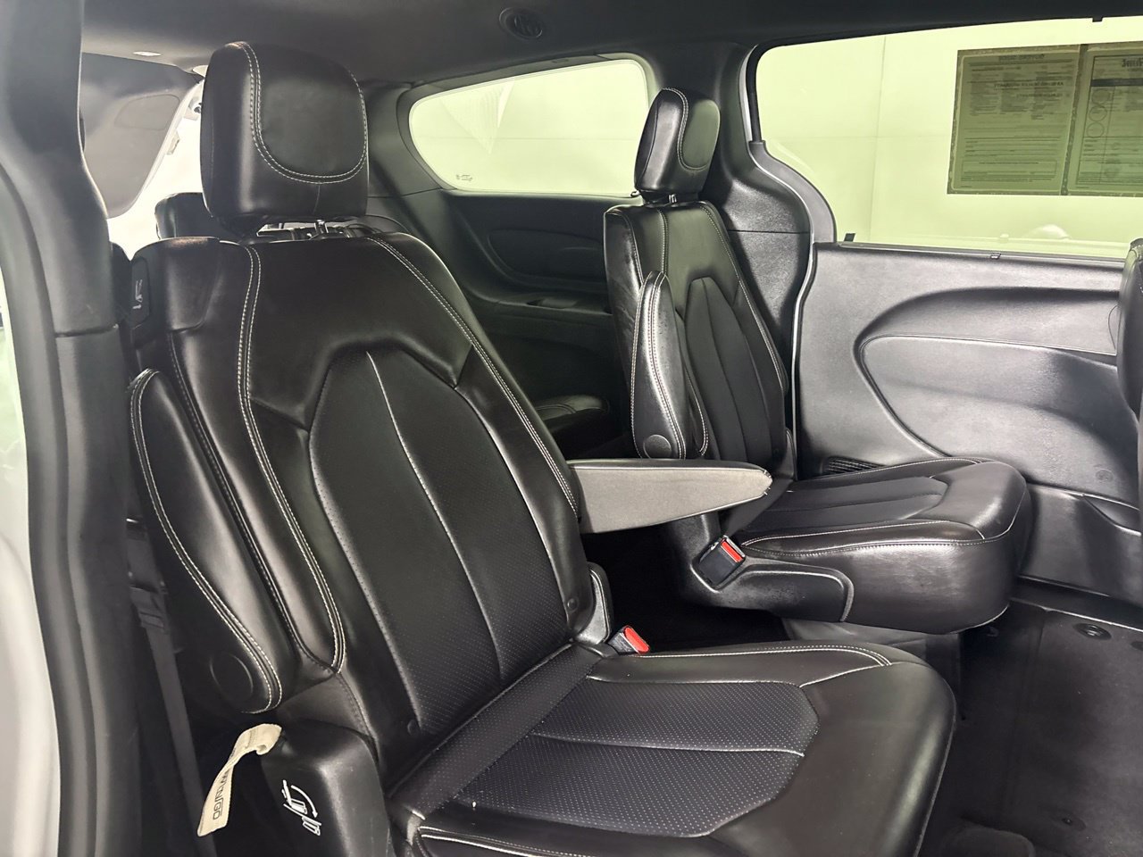 Used 2025 Chrysler Pacifica Select FWD image 24