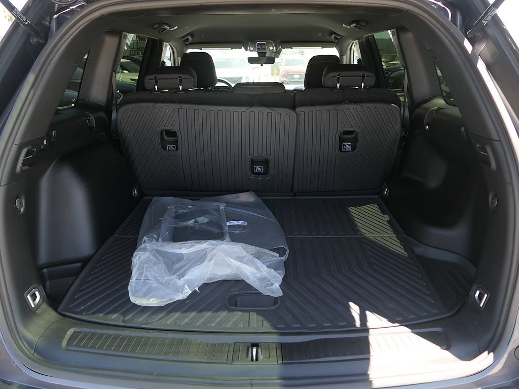 Used 2025 Jeep Grand Cherokee Laredo RWD image 22